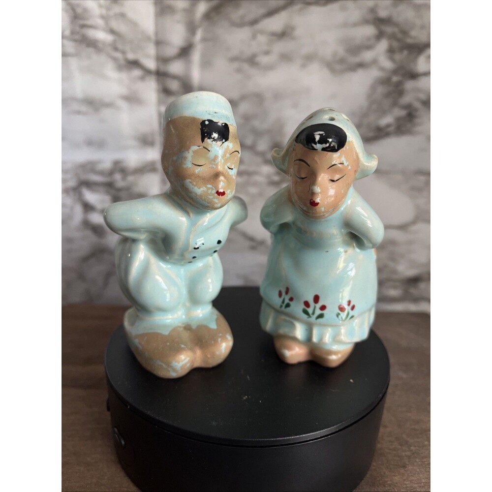 Hand Painted Ceramic Kissing Dutch Boy & Girl Figurines Salt & Pepper